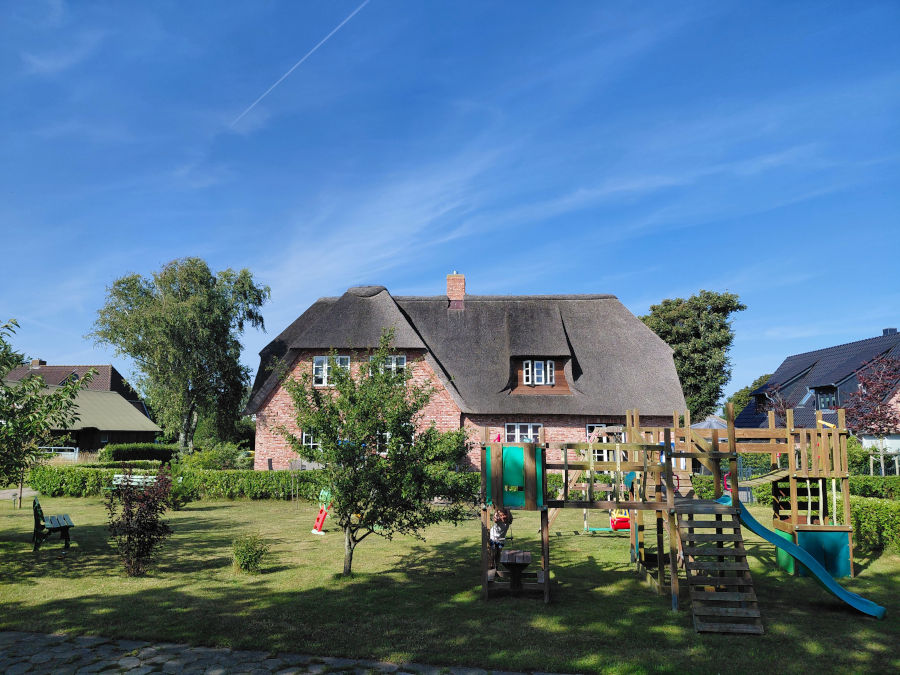 Spielgeräte am Haus